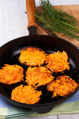 Mavi tabak yoğurt soslu havuç kek