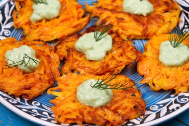 Mavi tabak yoğurt soslu havuç kek