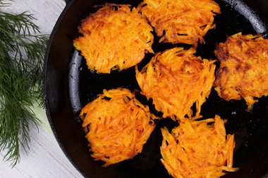 Mavi tabak yoğurt soslu havuç kek