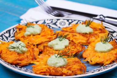 Mavi tabak yoğurt soslu havuç kek