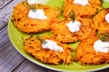 Mavi tabak yoğurt soslu havuç kek