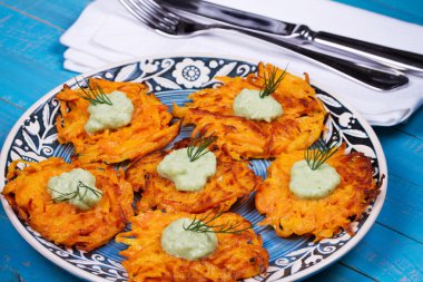 Mavi tabak yoğurt soslu havuç kek