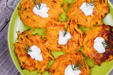 Dışarıda renkli çiçekler