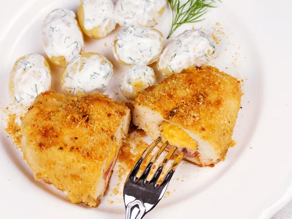 Pechugas de pollo rellenas de queso y jamón — Foto de Stock