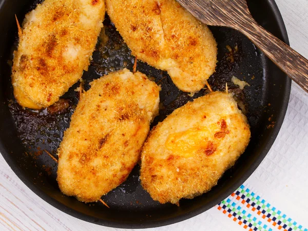Kip borsten gevuld met kaas en Ham — Stockfoto