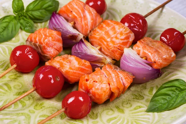 Izgara somon ve sebze kebap