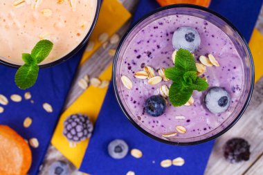 Nane ile süslenmiş yulaf, meyve ve çilek güler yüzlü 