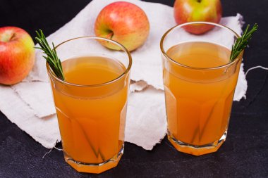 Biberiye ve elma ile süslenmiş elma 