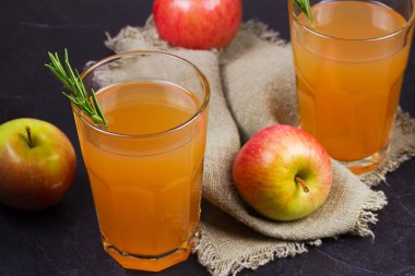 Biberiye ve elma ile süslenmiş elma 