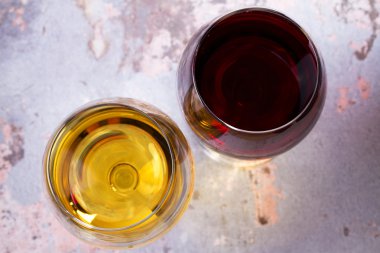 kırmızı ve beyaz şarap.