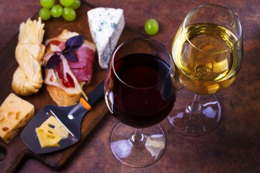 kırmızı ve beyaz şarap.