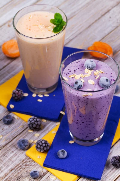 Batido de avena, frutas y bayas adornado con menta — Foto de Stock