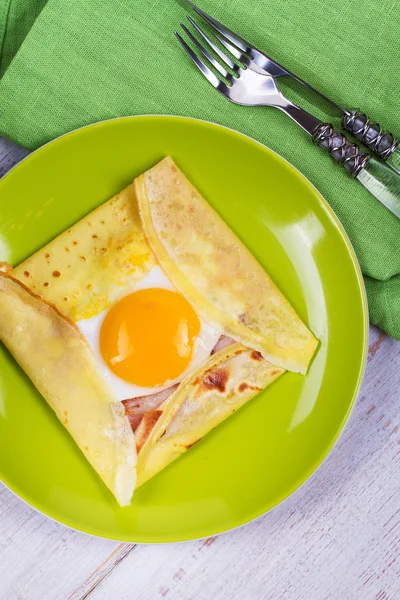 Ägg på pannkaka med bacon och ost — Stockfoto