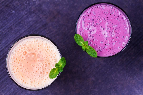 Batido de bayas de verano congelado con menta — Foto de Stock