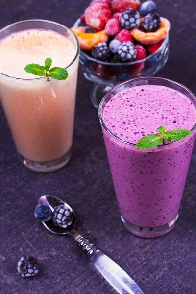 Batido de bayas de verano congelado con menta —  Fotos de Stock