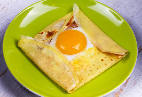 Αυγό στο τηγανίτα με μπέικον και τυρί — Φωτογραφία Αρχείου