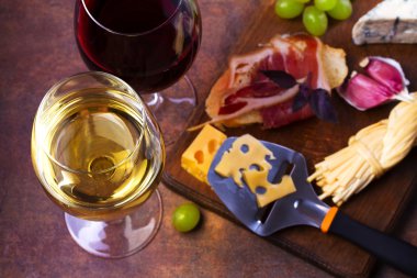 kırmızı ve beyaz şarap.