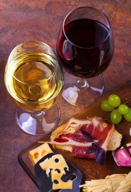 kırmızı ve beyaz şarap.