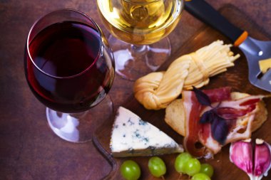 kırmızı ve beyaz şarap.