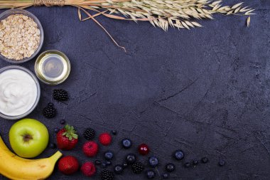 Yoğurt, yulaf gevreği, taze elma, bal ve yaz meyveleri