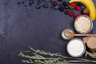 Yoğurt, yulaf gevreği, taze elma, bal ve yaz meyveleri