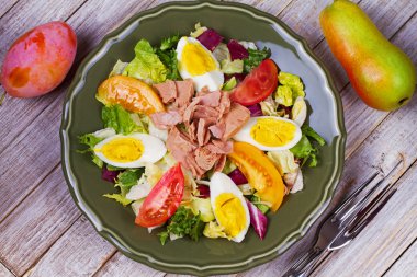 Ton balığı, yumurta ve sebze salatası