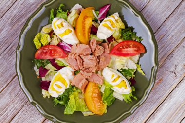 Ton balığı, yumurta ve sebze salatası