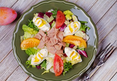 Ton balığı, yumurta ve sebze salatası