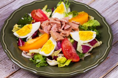 Ton balığı, yumurta ve sebze salatası