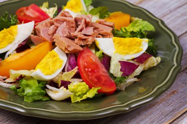 Ton balığı, yumurta ve sebze salatası