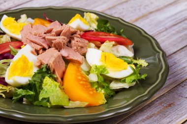 Ton balığı, yumurta ve sebze salatası