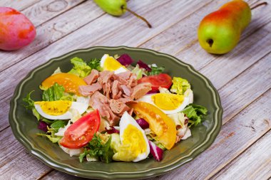 Ton balığı, yumurta ve sebze salatası
