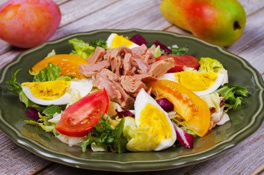 Ton balığı, yumurta ve sebze salatası