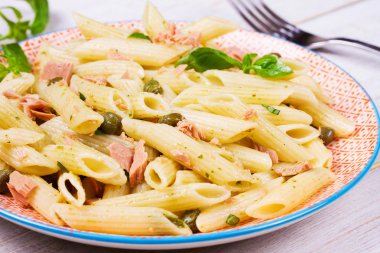 Ton balığı, fesleğen ve Kapari penne