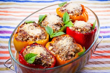 Et, pilav ve sebze doldurulmuş biber