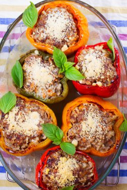 Et, pilav ve sebze doldurulmuş biber