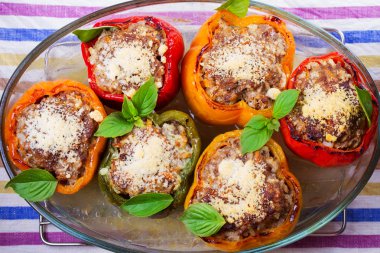 Et, pilav ve sebze doldurulmuş biber