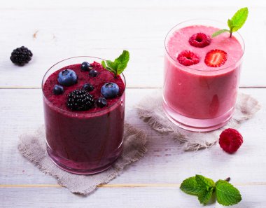 Beyaz ahşap zemin üzerine yaz meyve güler yüzlü. Yukarıda görmek, en iyi stüdyo vurdu