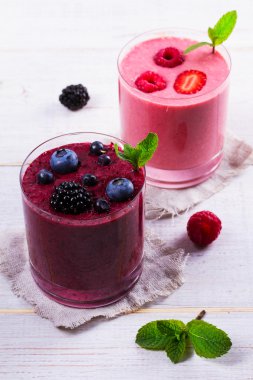 Beyaz ahşap zemin üzerine yaz meyve güler yüzlü. Yukarıda görmek, en iyi stüdyo vurdu