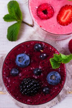 Beyaz ahşap zemin üzerine yaz meyve güler yüzlü. Yukarıda görmek, en iyi stüdyo vurdu