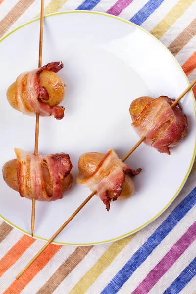 Pomme de terre emballée au bacon dans une assiette blanche — Photo