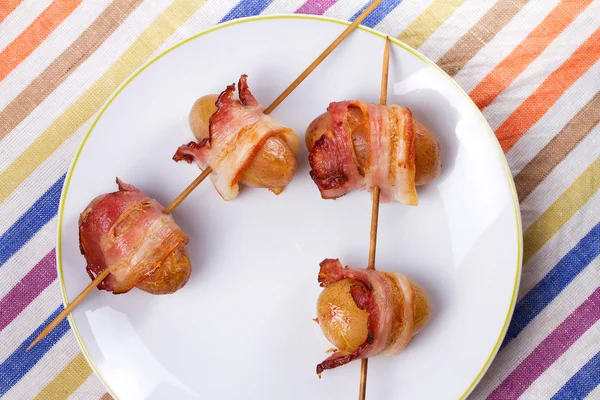 Pomme de terre emballée au bacon dans une assiette blanche — Photo