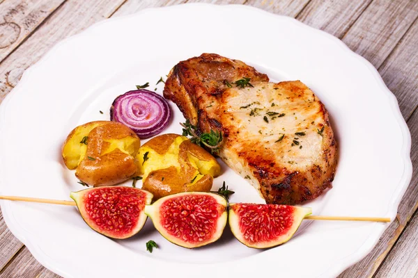 Roasted Pork Chop with Figs, Baked Potato, Red Onion and Thyme — Stock Photo, Image