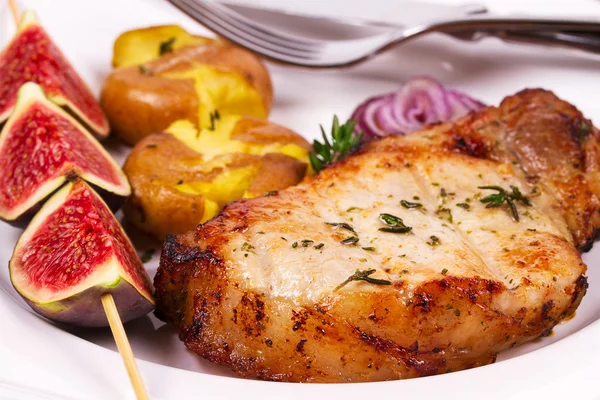Roasted Pork Chop with Figs, Baked Potato, Red Onion and Thyme — Stock Photo, Image