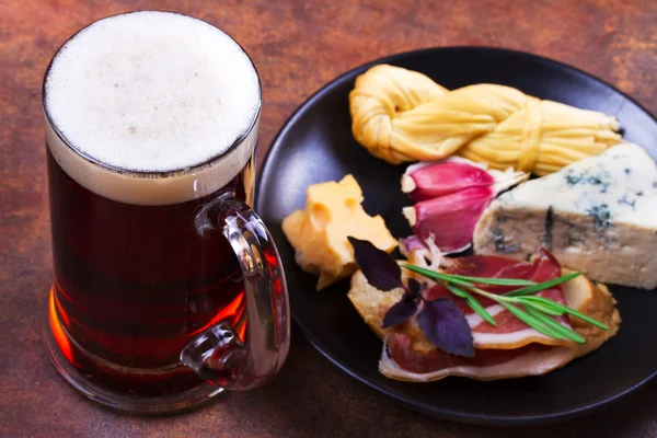 Beer, smoked cheese, bread, garlic and jamon — Stock Photo, Image