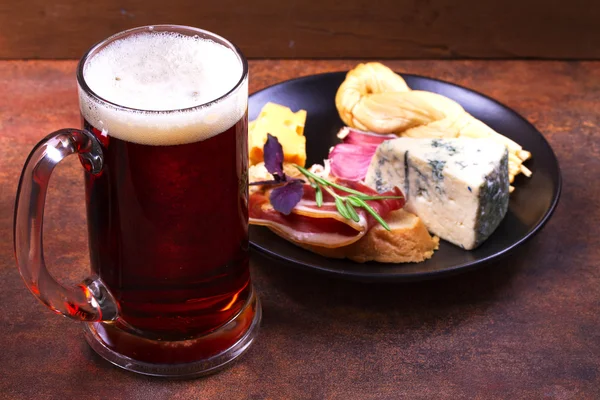 Beer, smoked cheese, bread, garlic and jamon — Stock Photo, Image