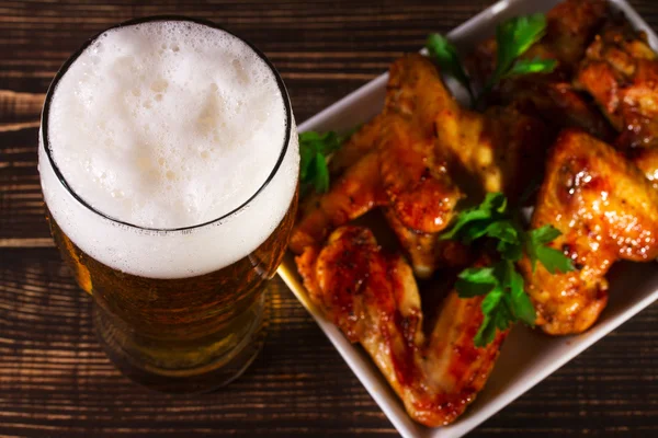 Vaso de cerveza y alitas de pollo — Foto de Stock