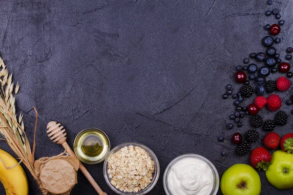 Yogur, copos de avena, manzanas frescas, miel y bayas de verano — Foto de Stock