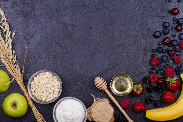 Yogur, copos de avena, manzanas frescas, miel y bayas de verano — Foto de Stock