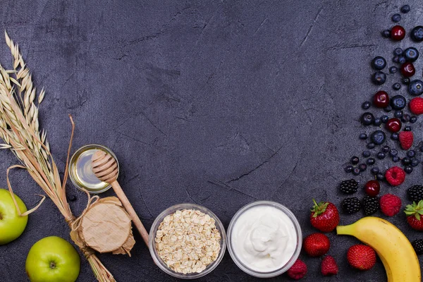 Yoghurt met Haver vlokken, verse appels, honing en zomer bessen — Stockfoto